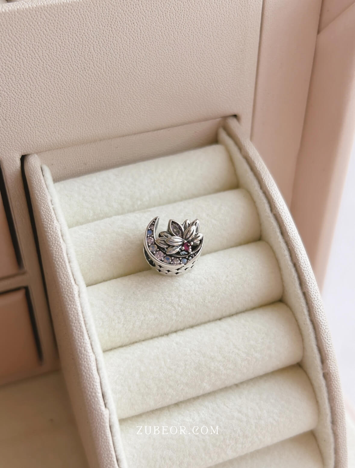 Charm luna flor de loto 4