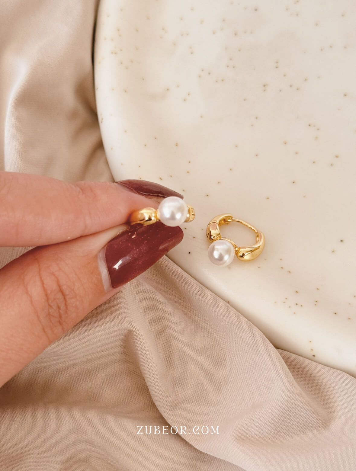 Aretes argolla huggie perla 3