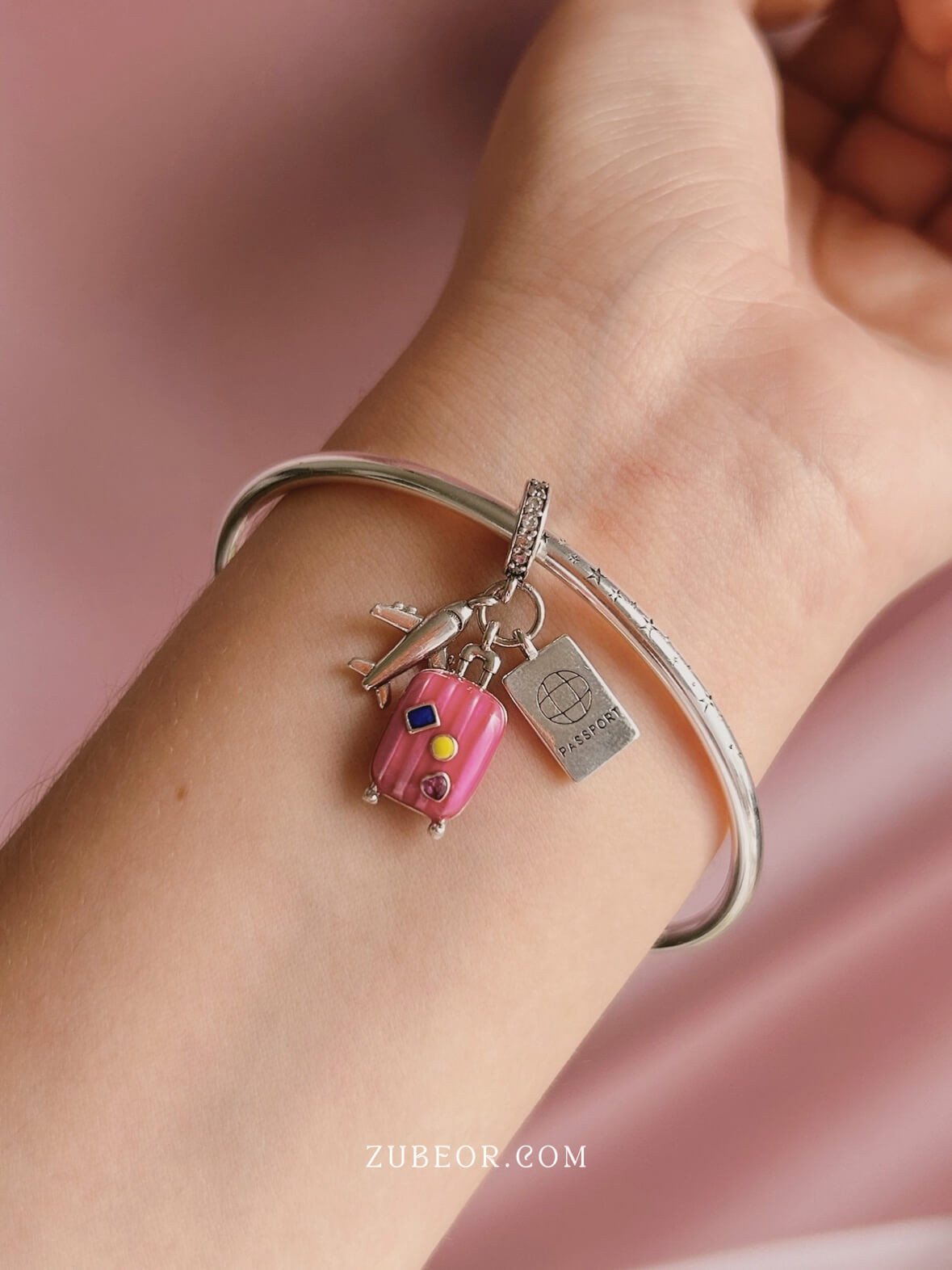Charm de viaje rosa 2