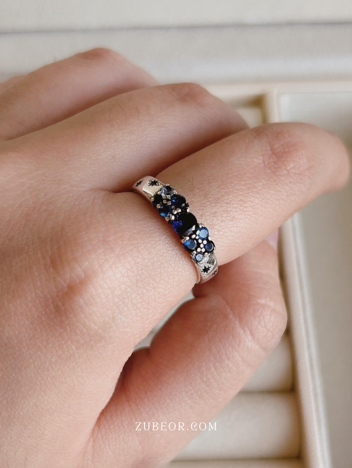 Anillo cristales azul y estrellas 2