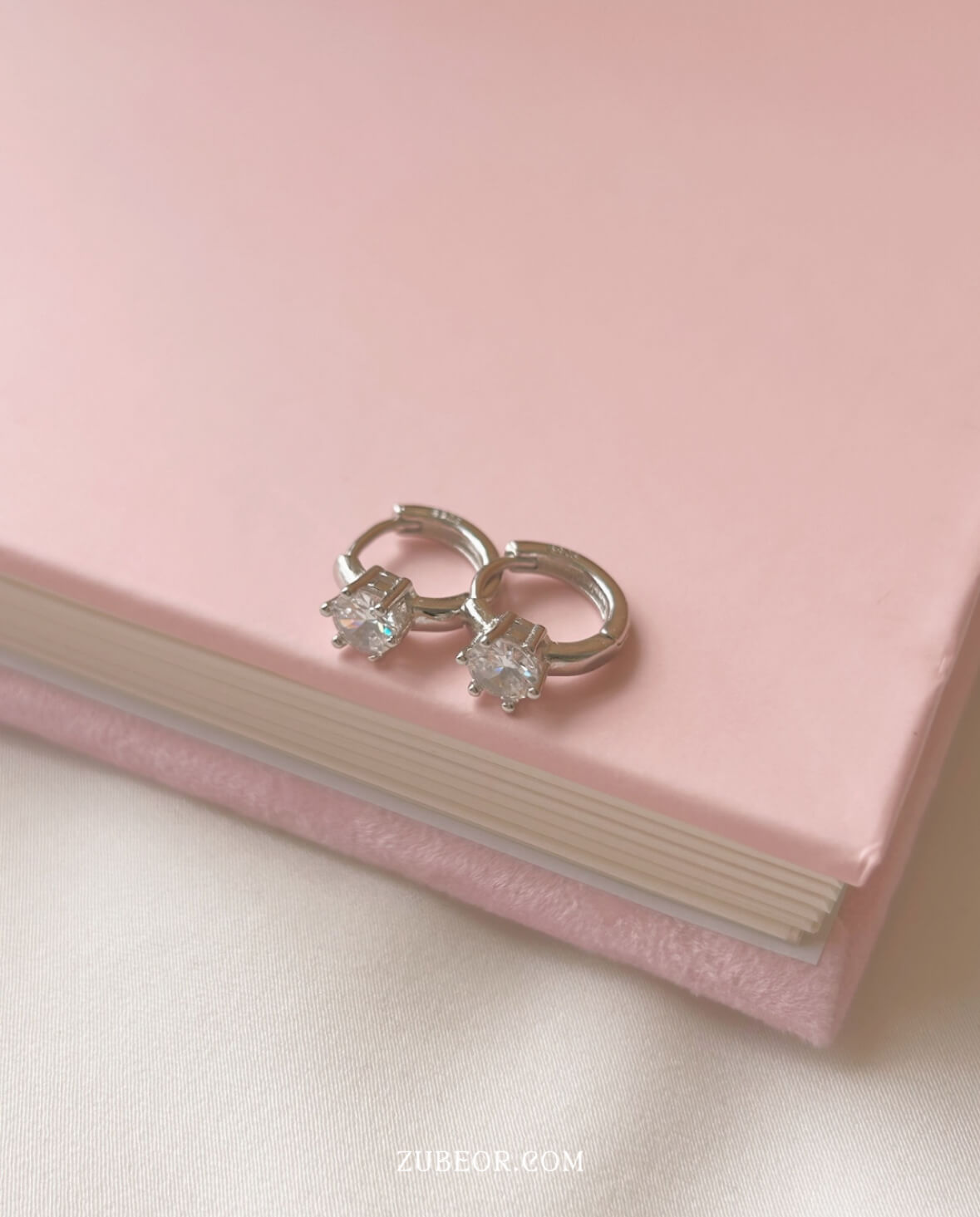 Aretes huggie cristal blanco 2
