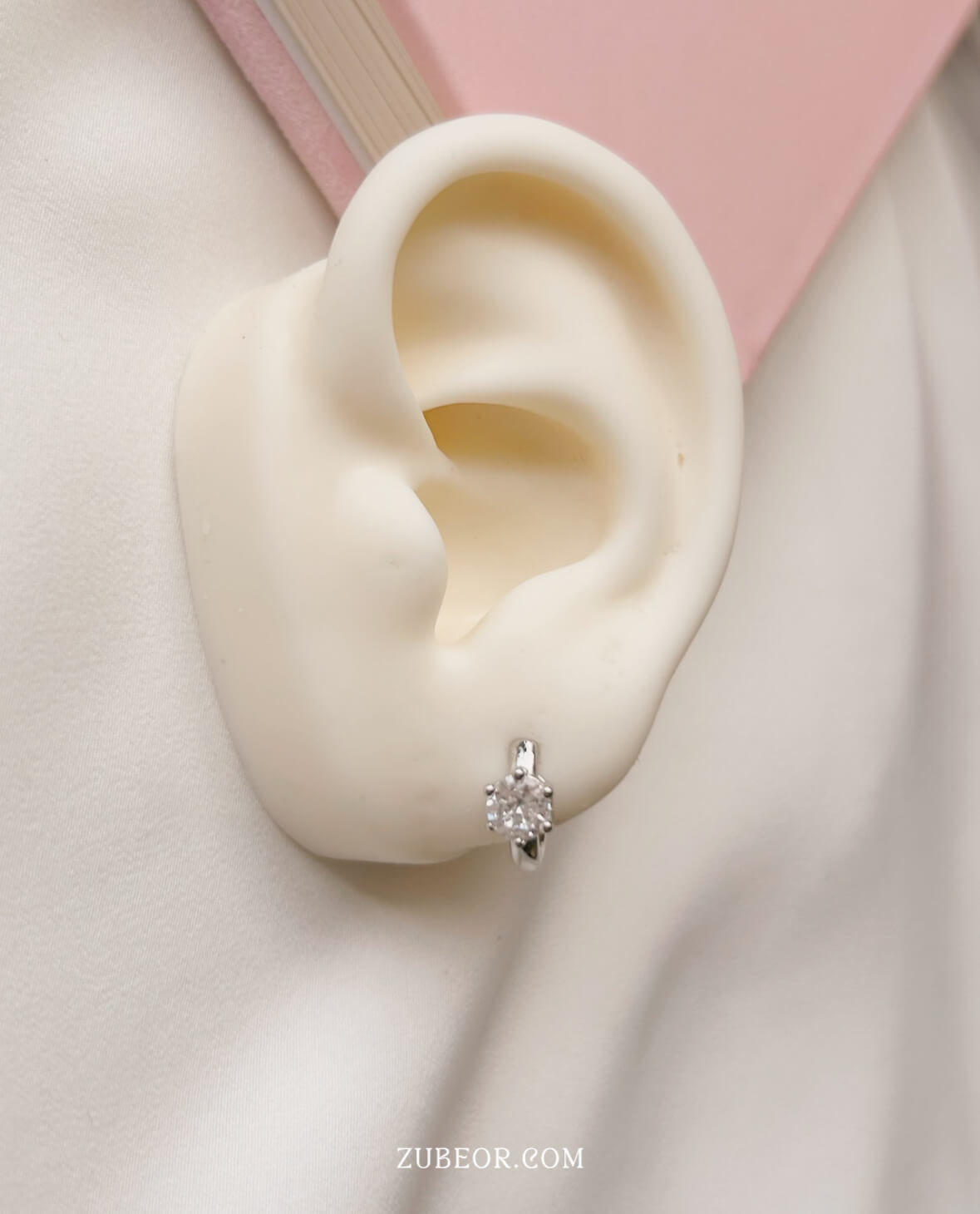 Aretes huggie cristal blanco 4