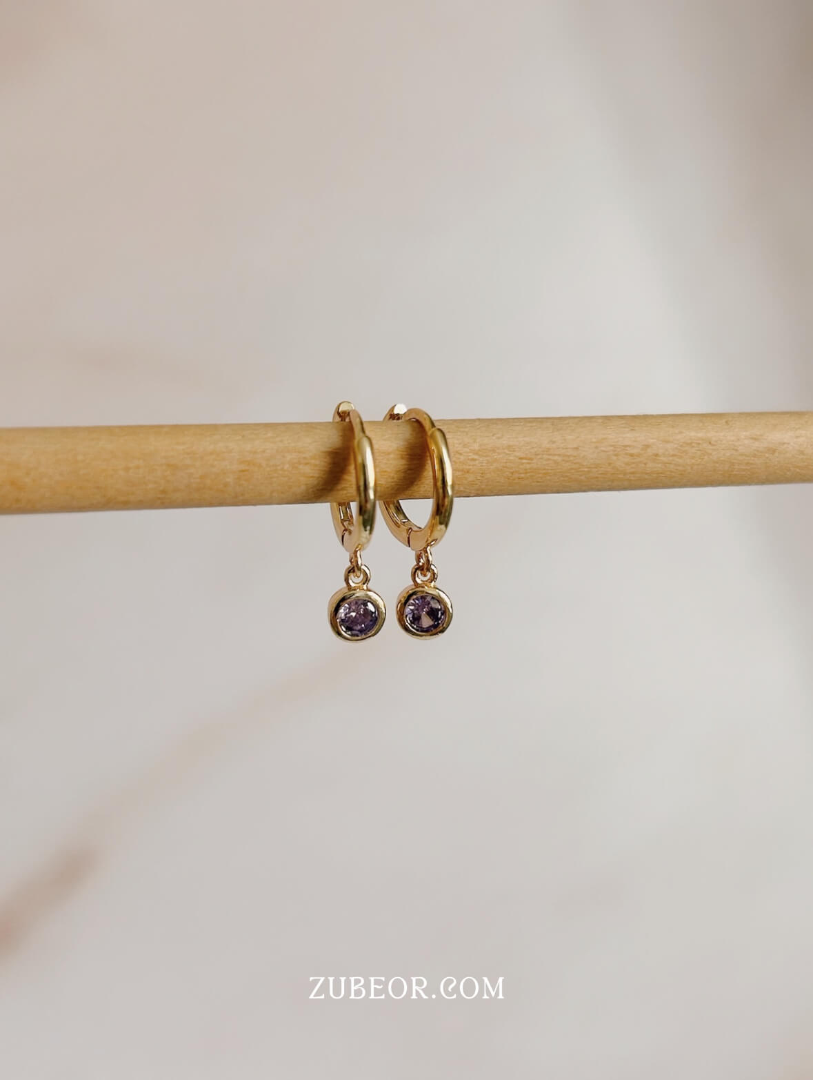 Aretes huggie cristal morado 2