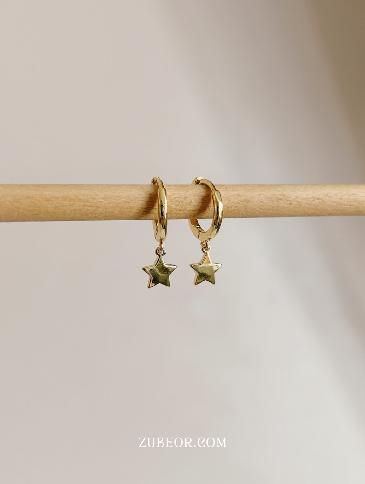 Aretes huggie estrella lisa 2