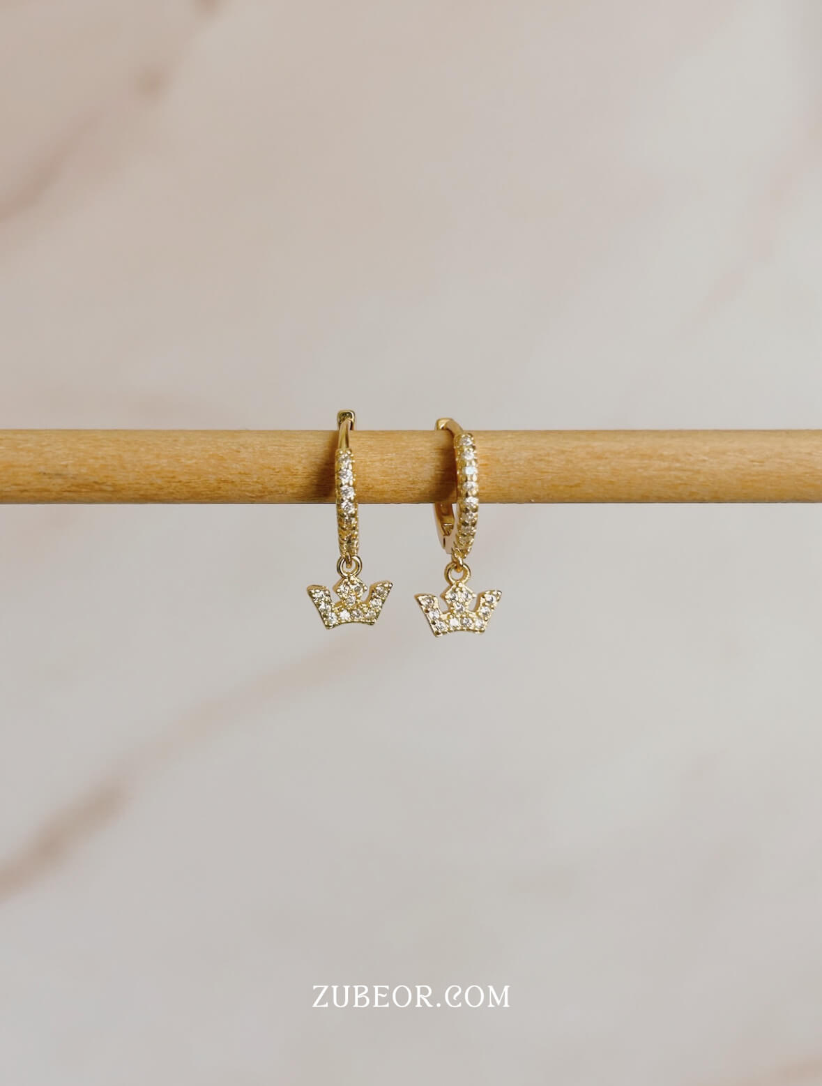 Aretes huggie corona 2