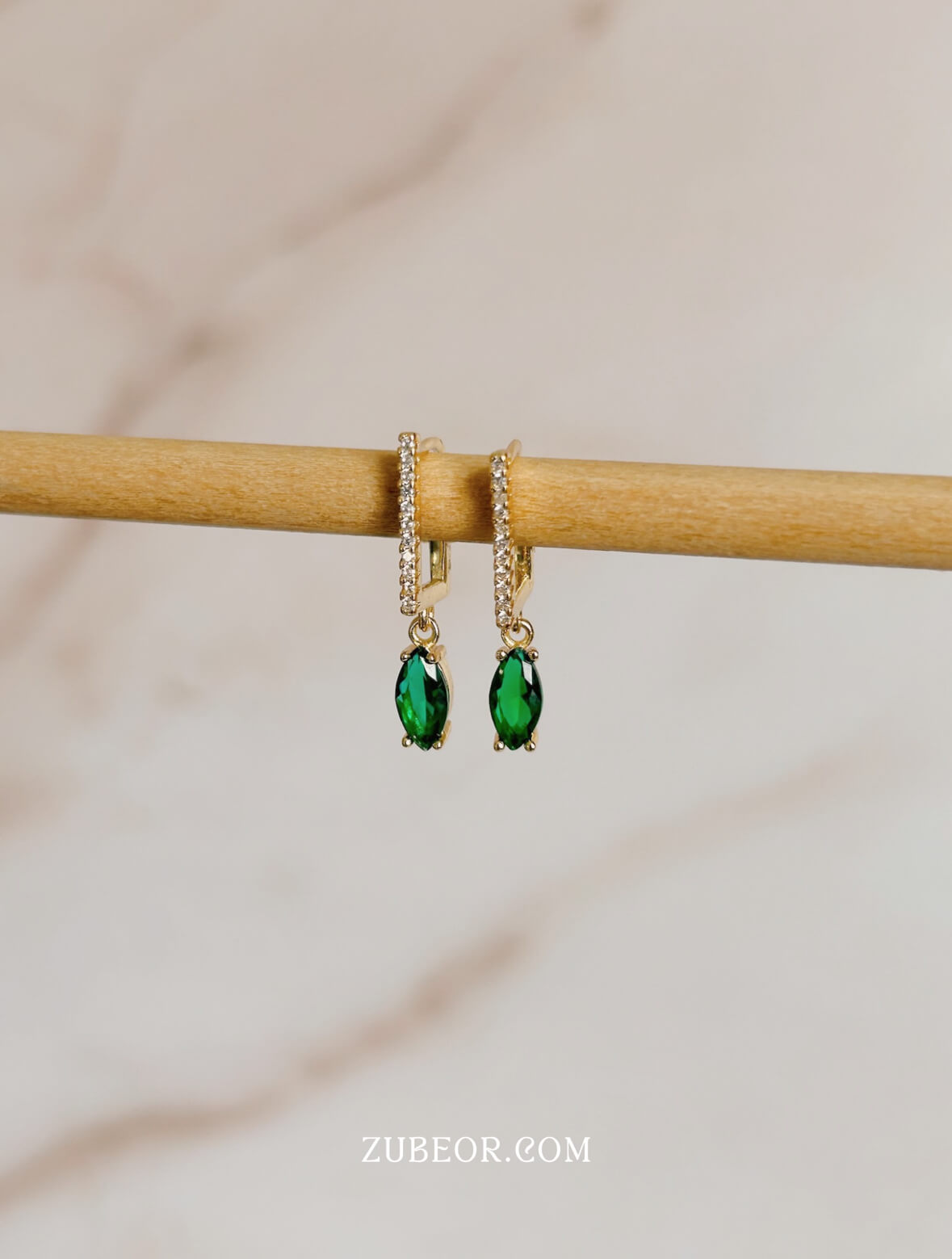 Aretes huggie esmeralda aro cuadrado 3