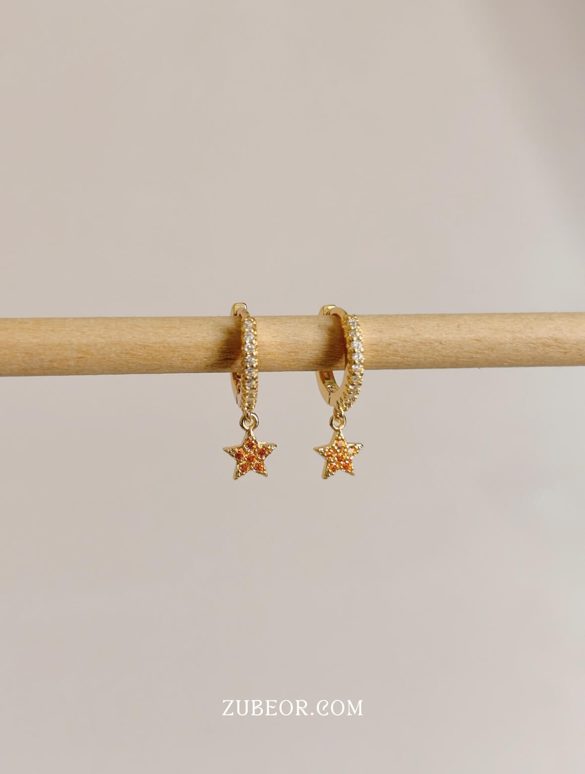 Aretes huggie estrella naranja 2
