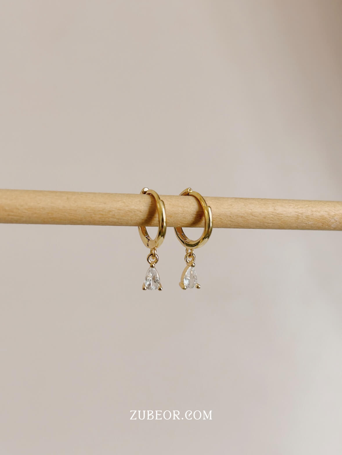 Aretes huggie gota blanca 2
