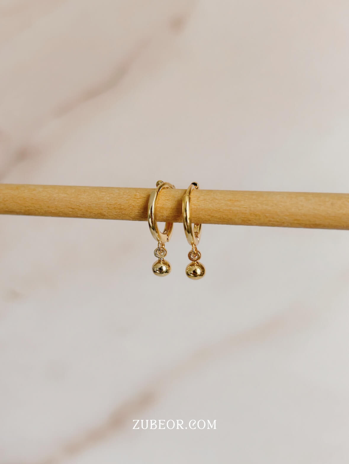 Aretes huggie esfera dorado 2