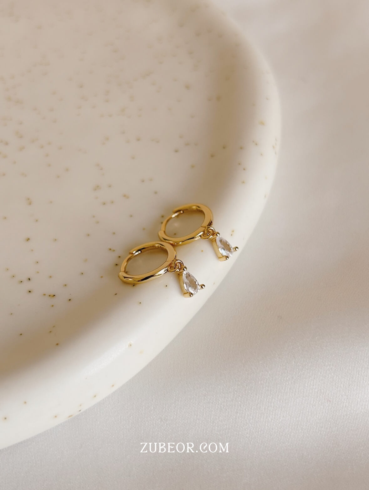 Aretes huggie gota blanca 3