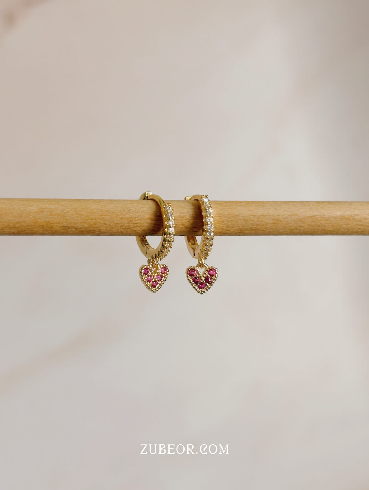 Aretes huggie corazón fucsia 2
