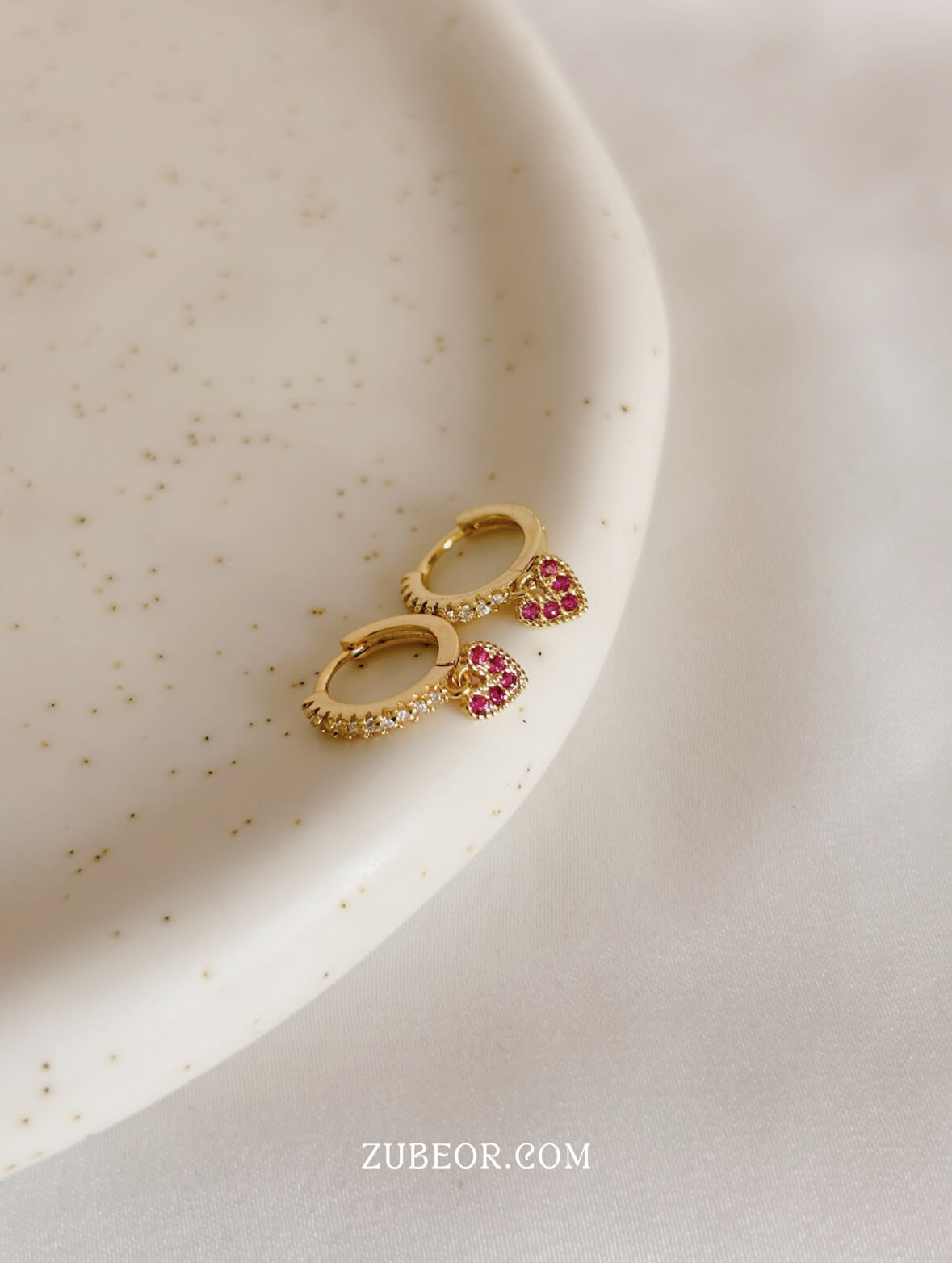 Aretes huggie corazón fucsia 3