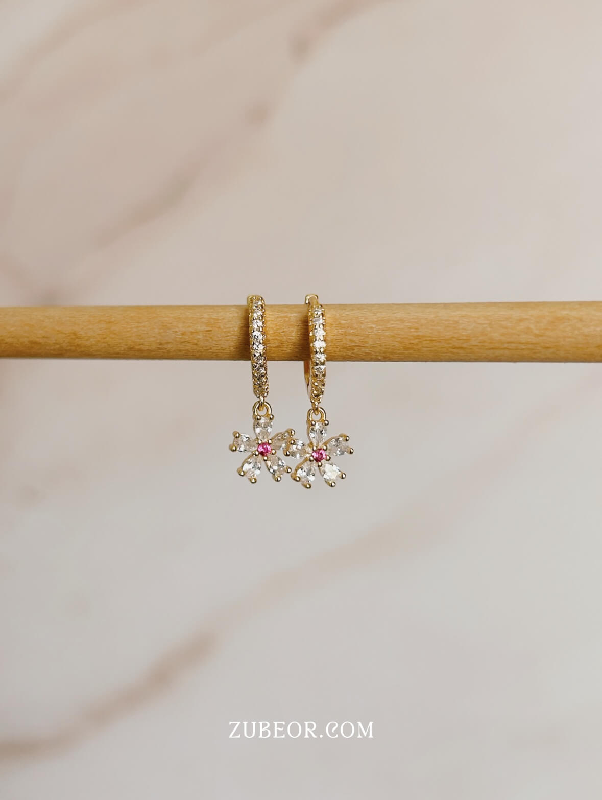 Aretes huggie flor cristal blanco 2