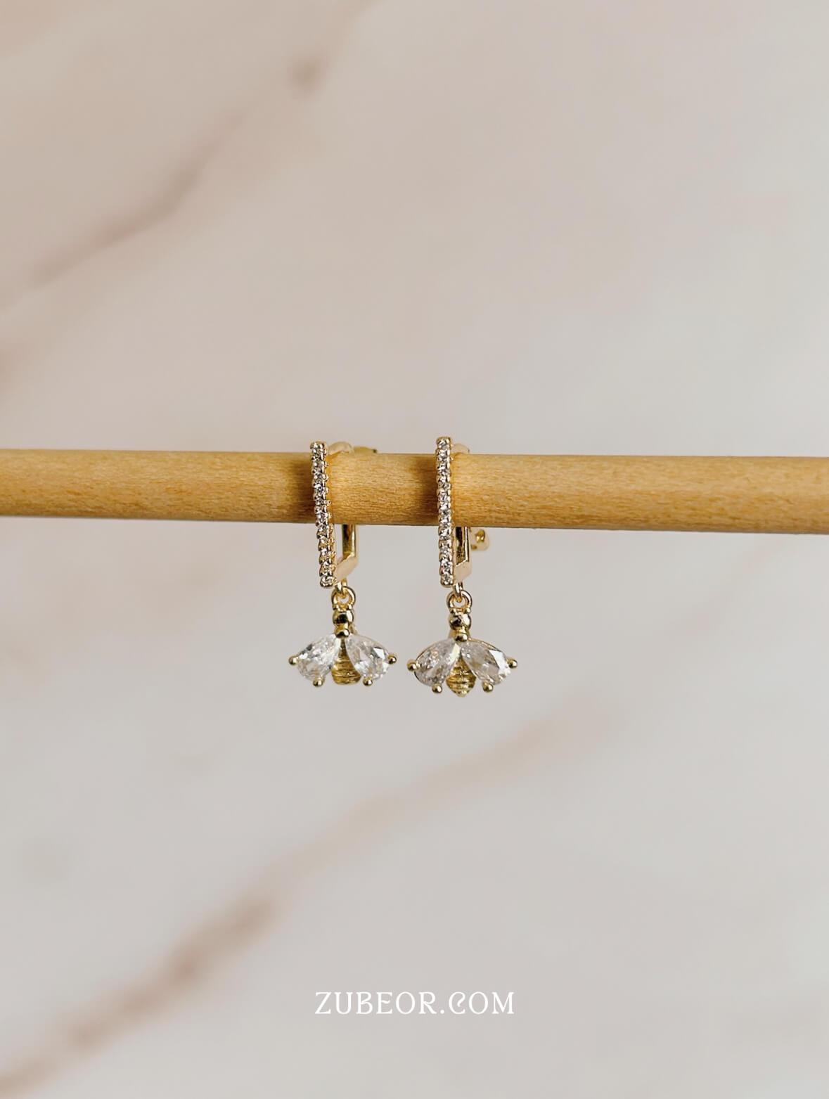 Aretes huggie abeja 3