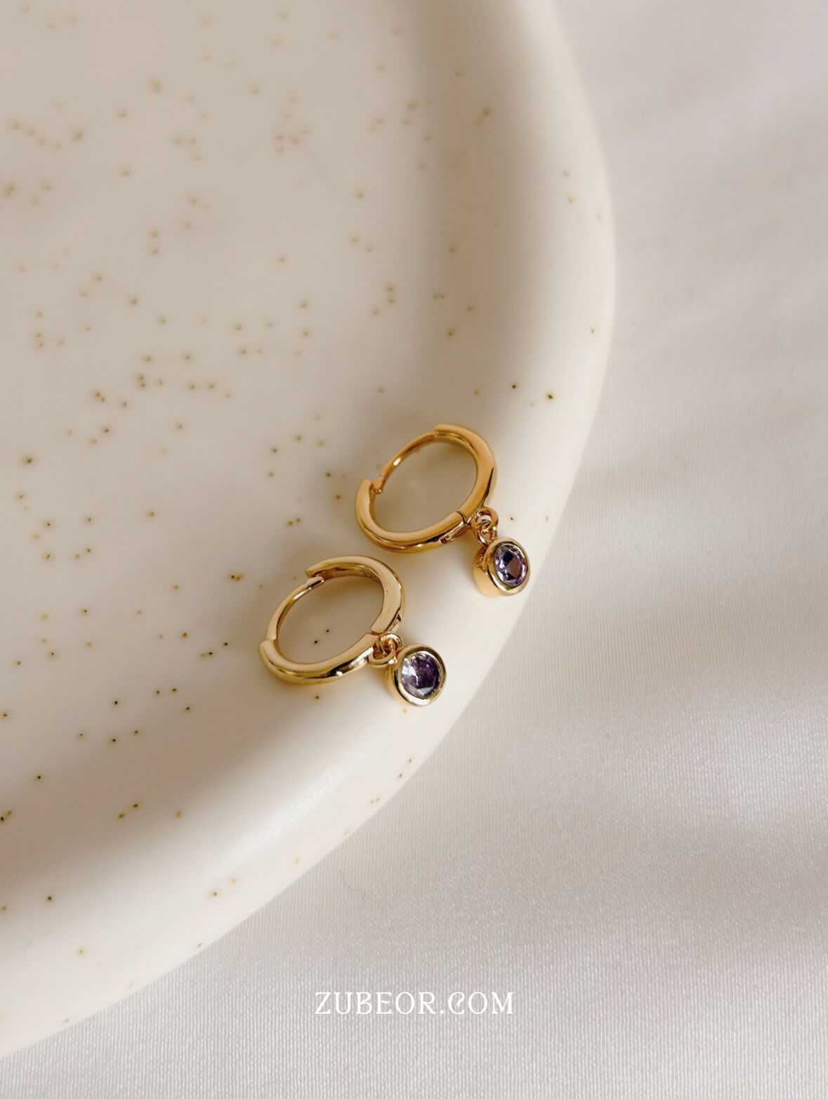 Aretes huggie cristal morado 3