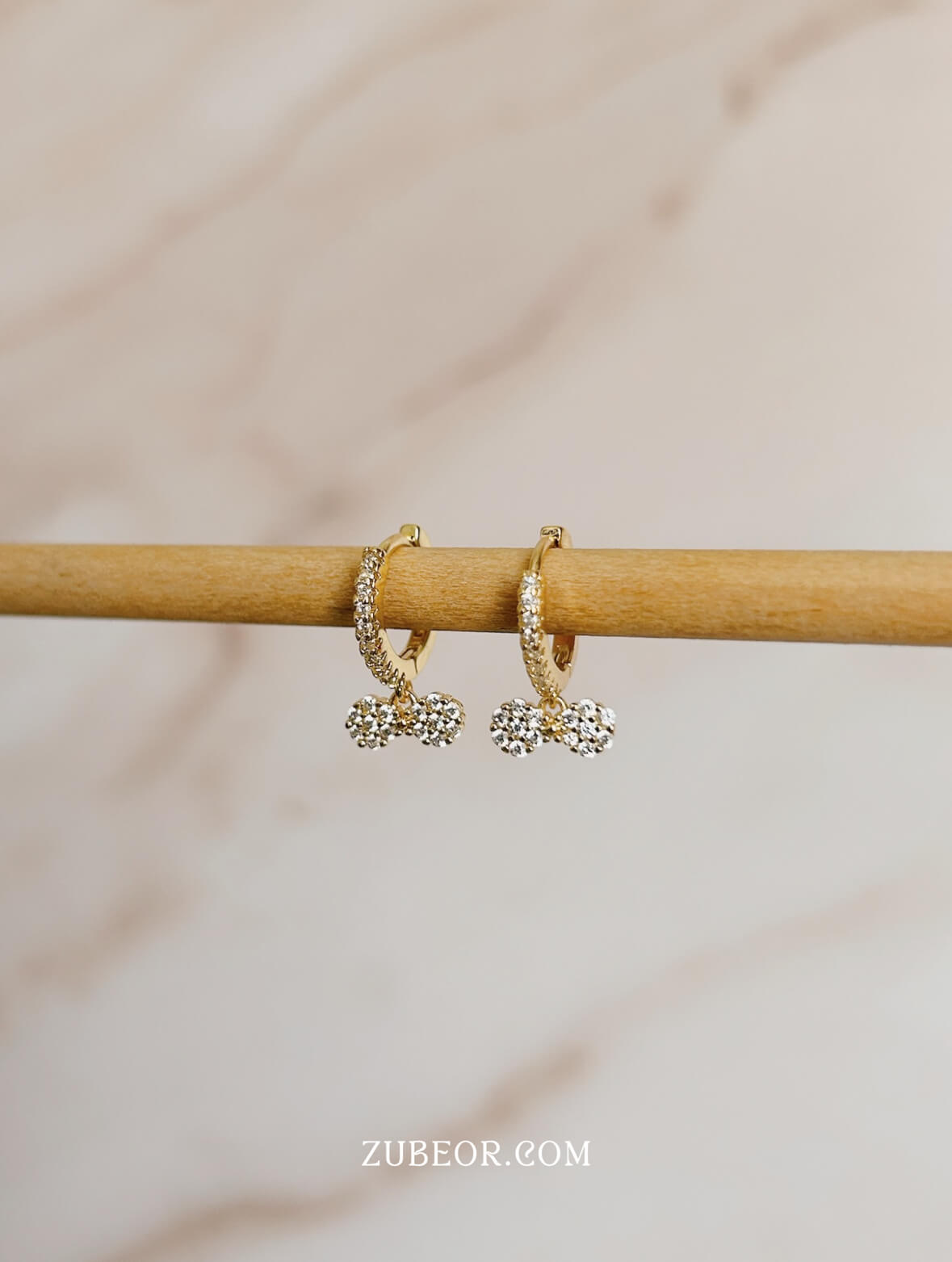 Aretes huggie moño de cristal 2