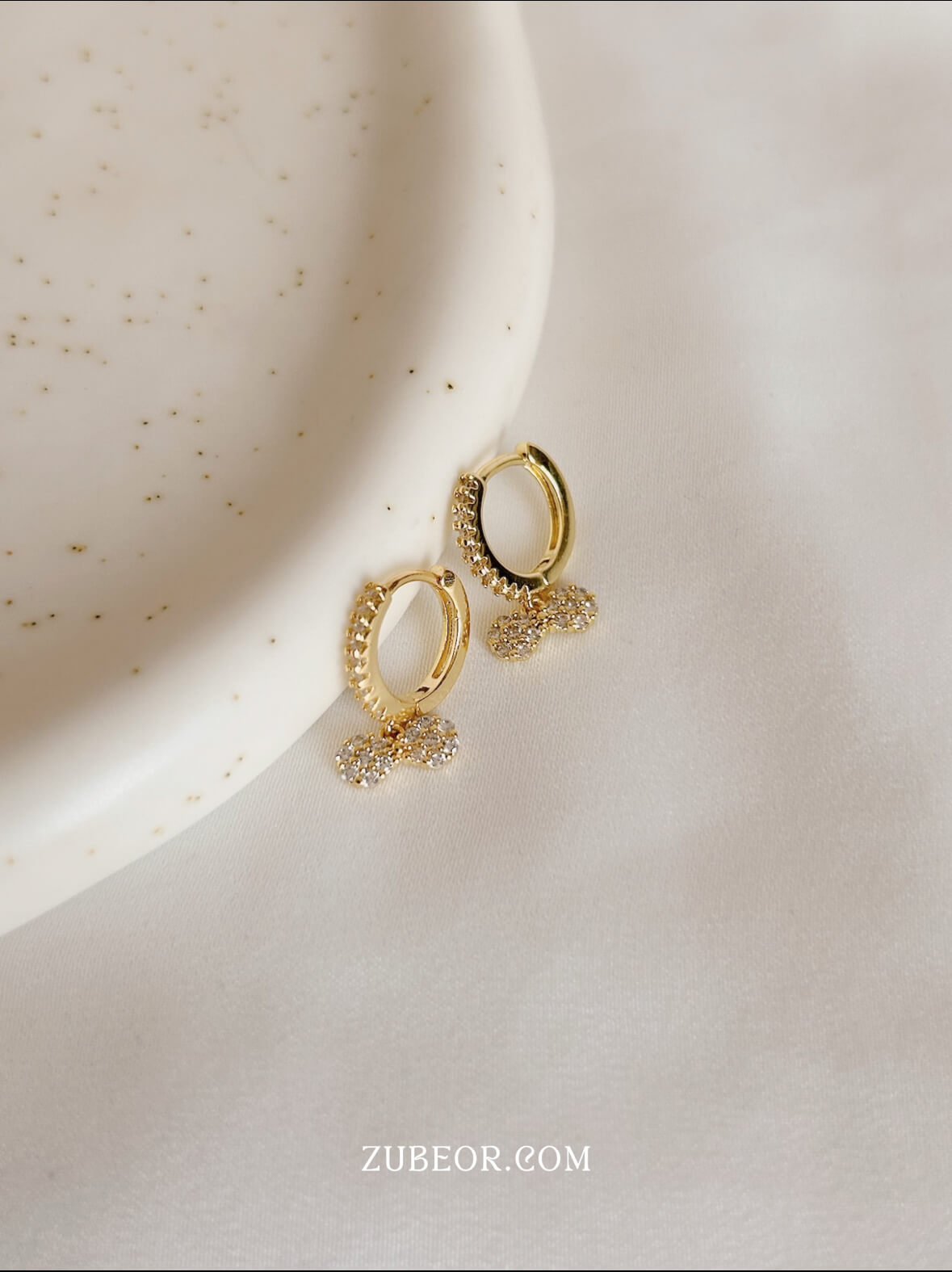 Aretes huggie moño de cristal 3
