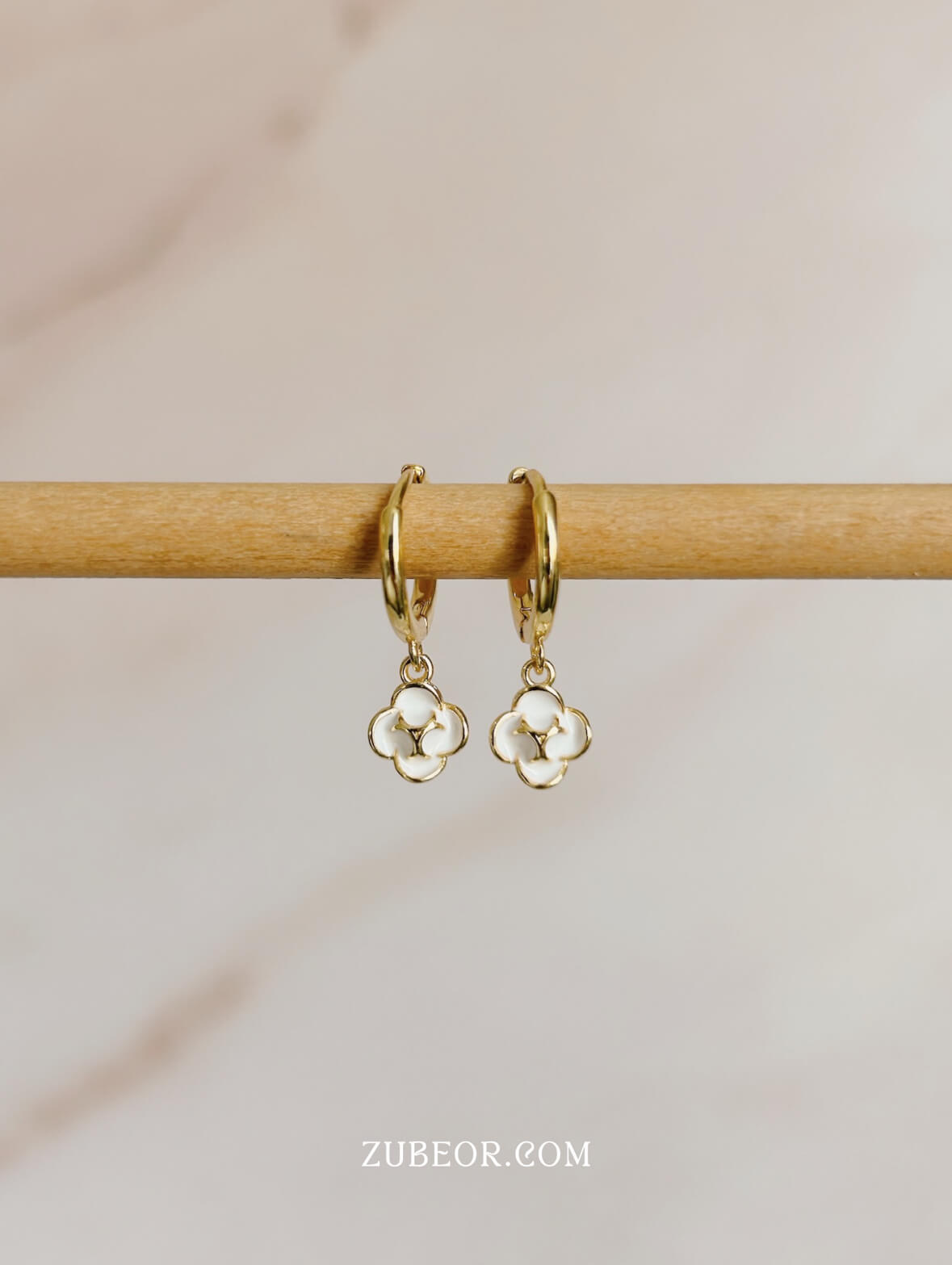 Aretes huggie orquídea 2