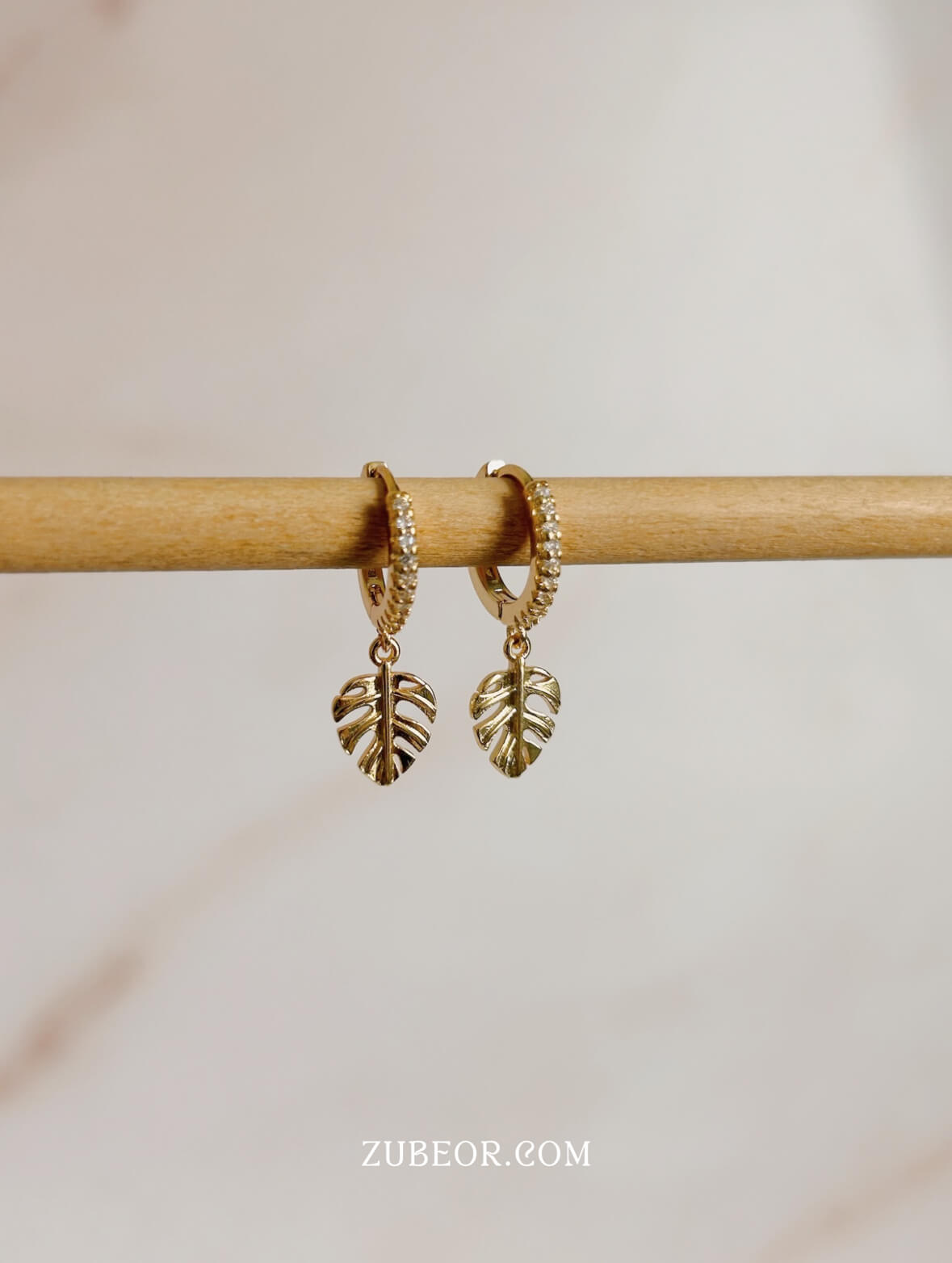Aretes huggie hoja monstera 2