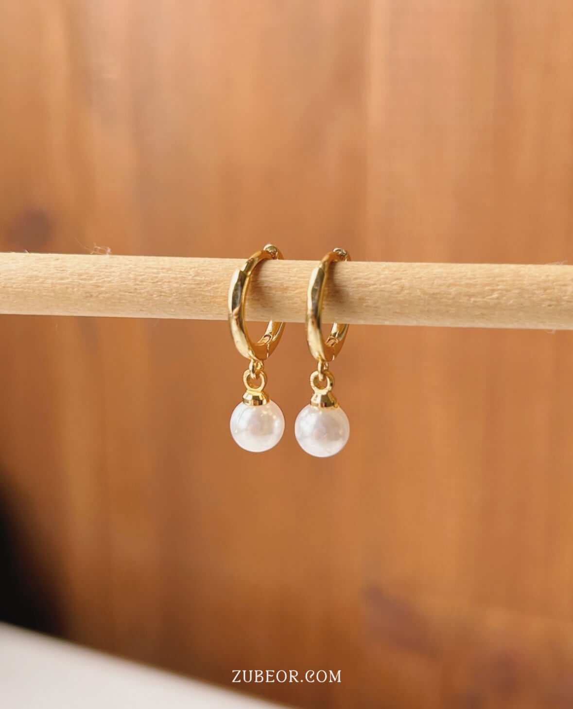 Aretes huggie perla 6