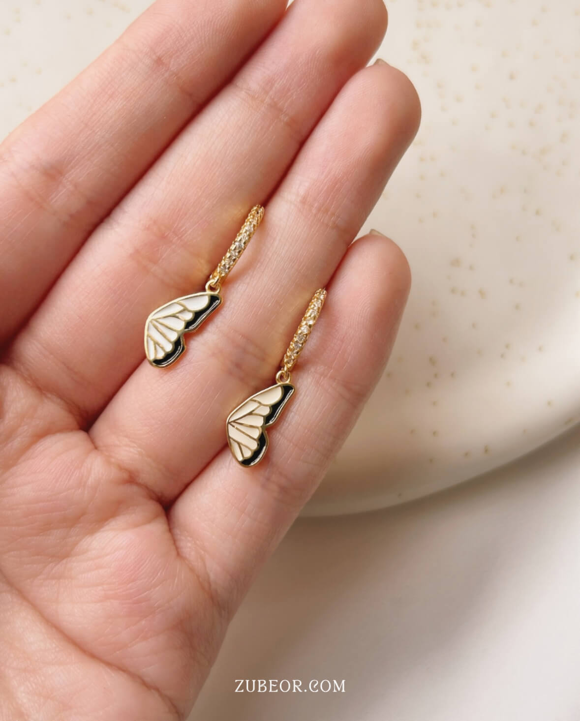 Aretes huggie media ala mariposa 3