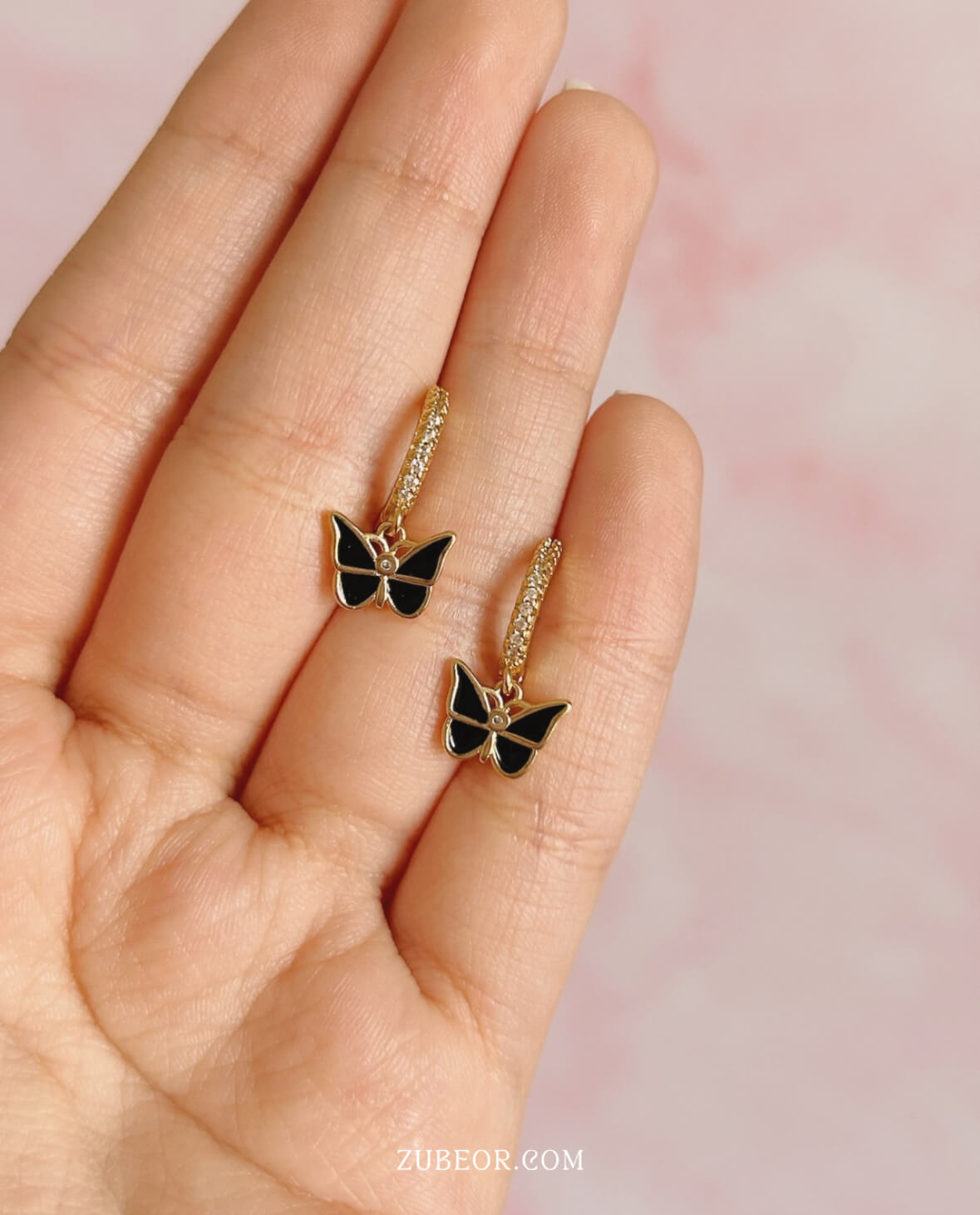 Aretes huggie mariposa negra 3