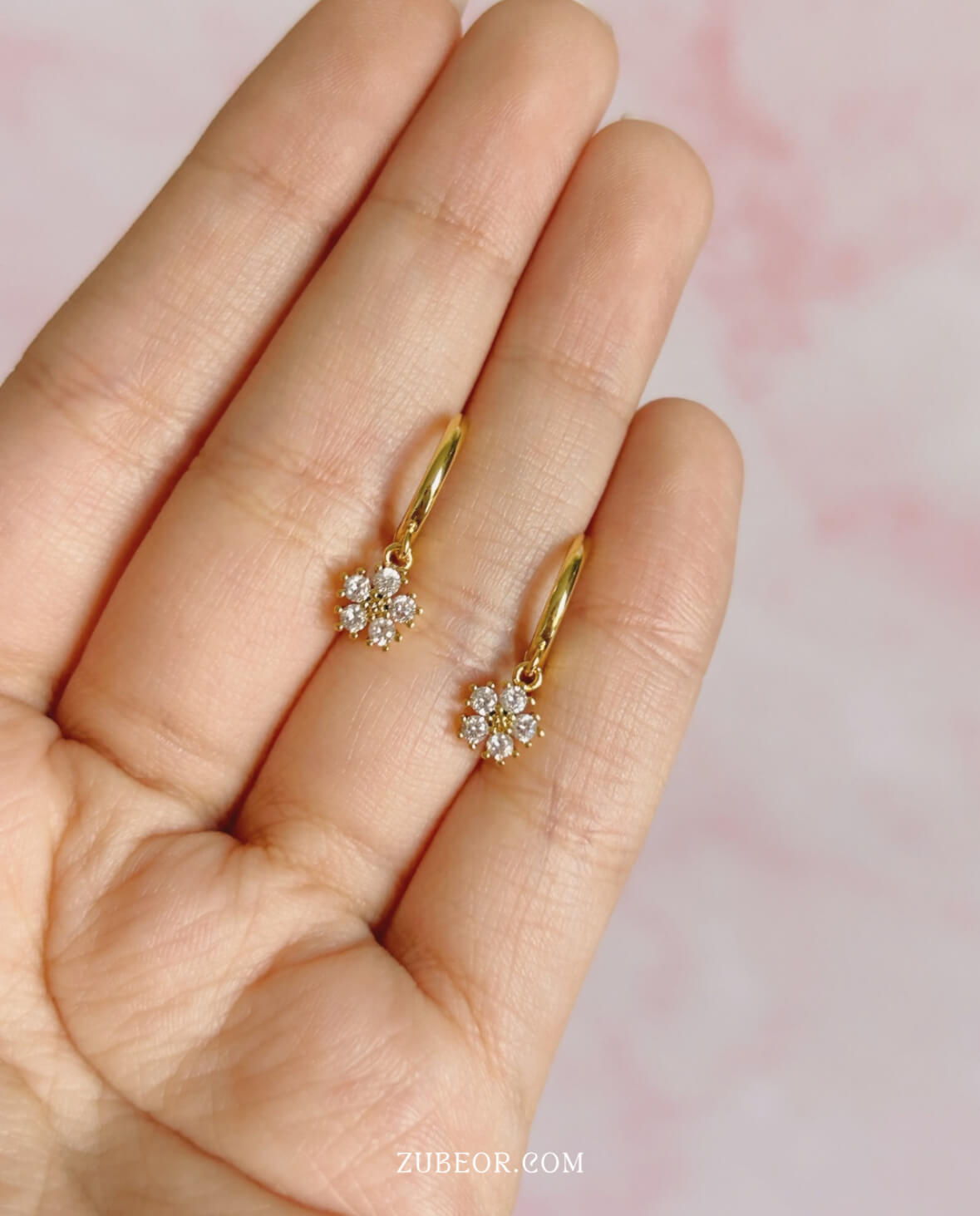 Aretes huggie flor blanca 3