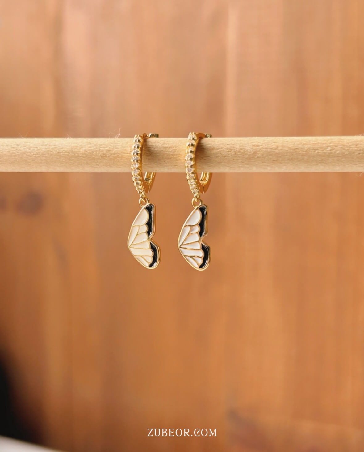 Aretes huggie media ala mariposa 2