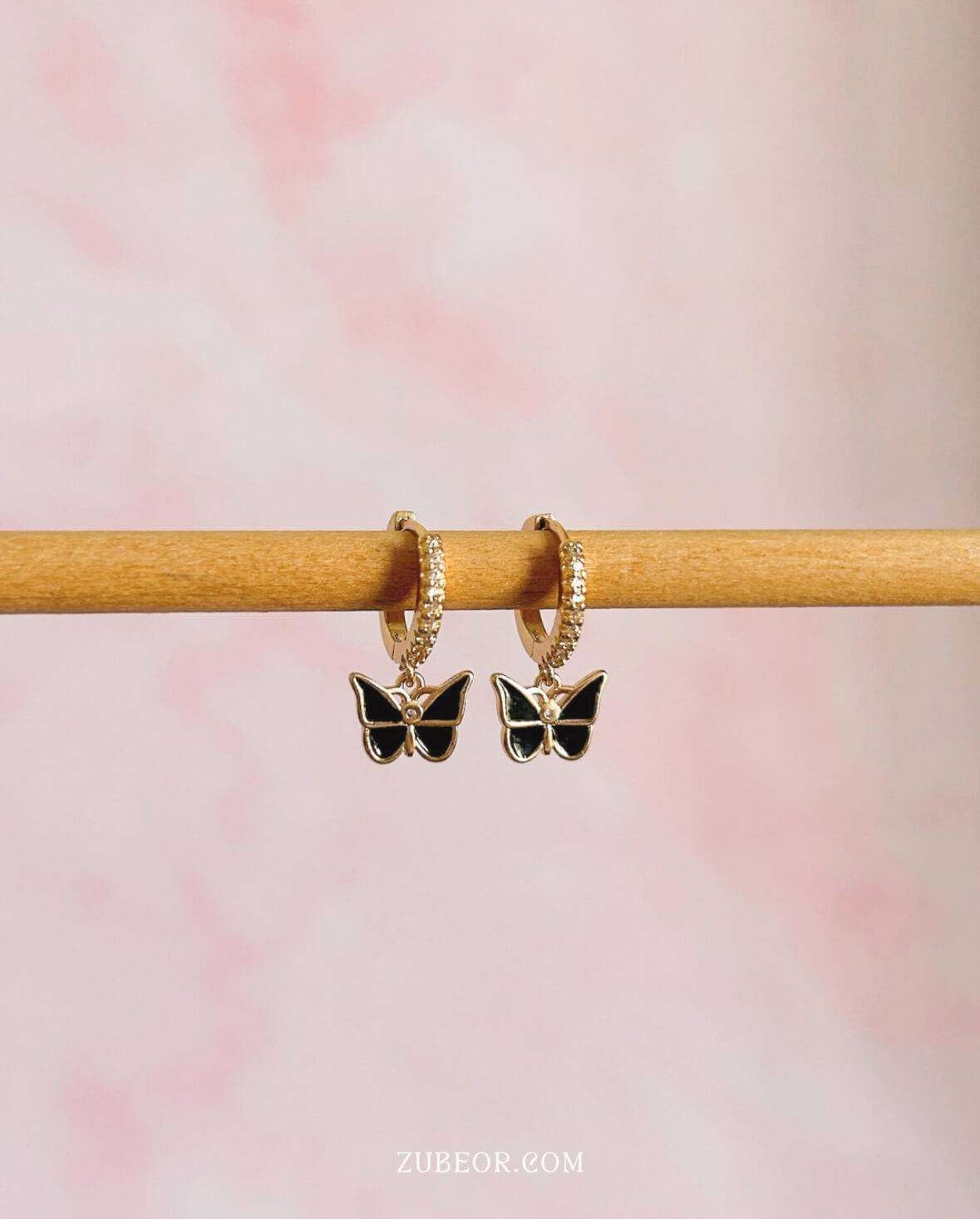 Aretes huggie mariposa negra 2