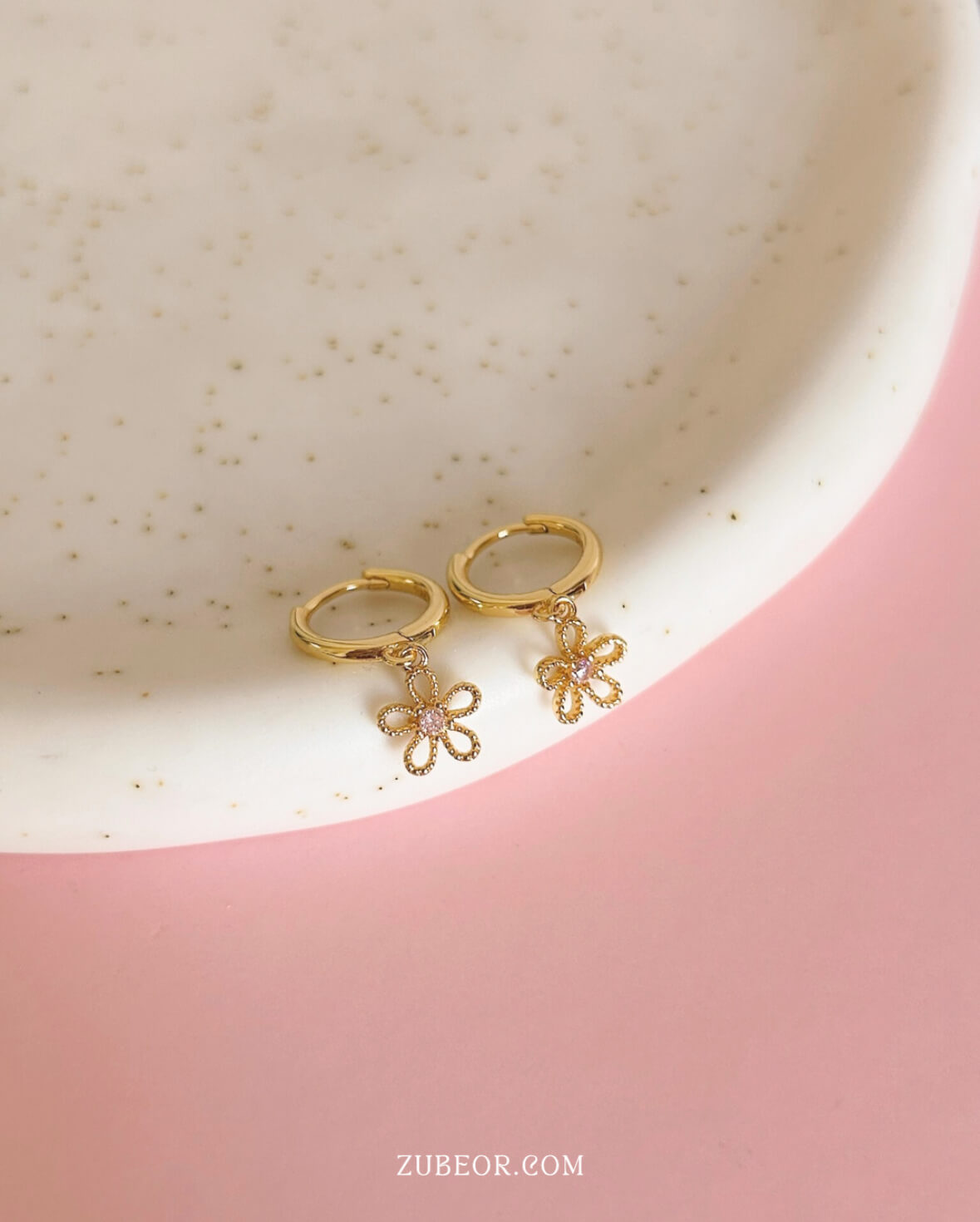 Aretes huggie flor centro rosa 3