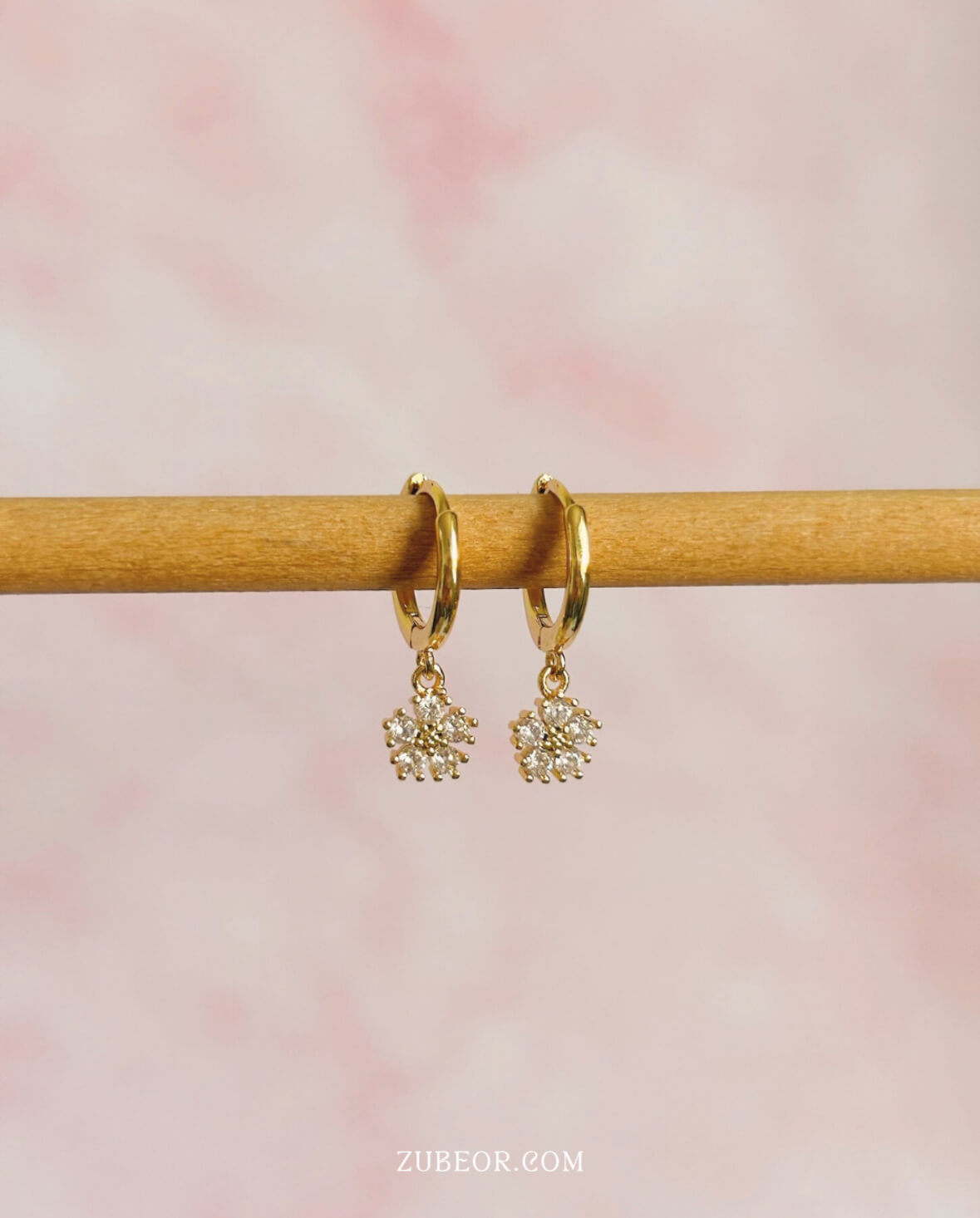 Aretes huggie flor blanca 2