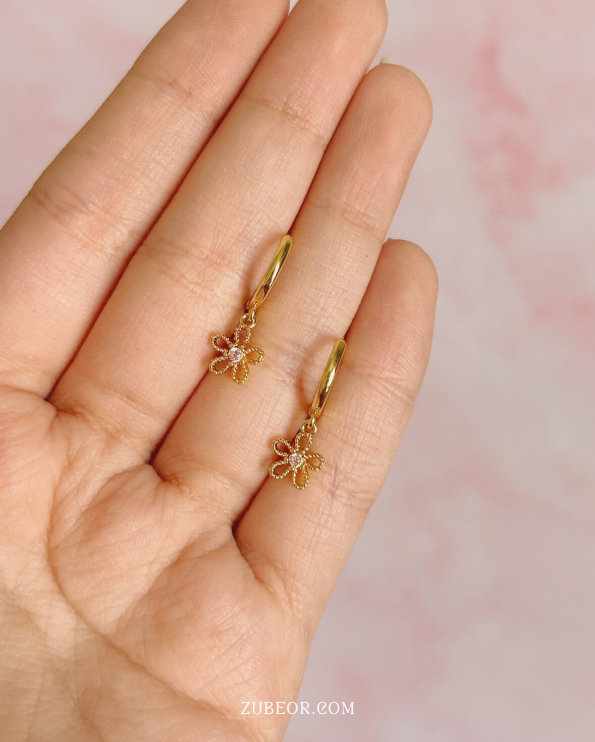 Aretes huggie flor centro rosa 2