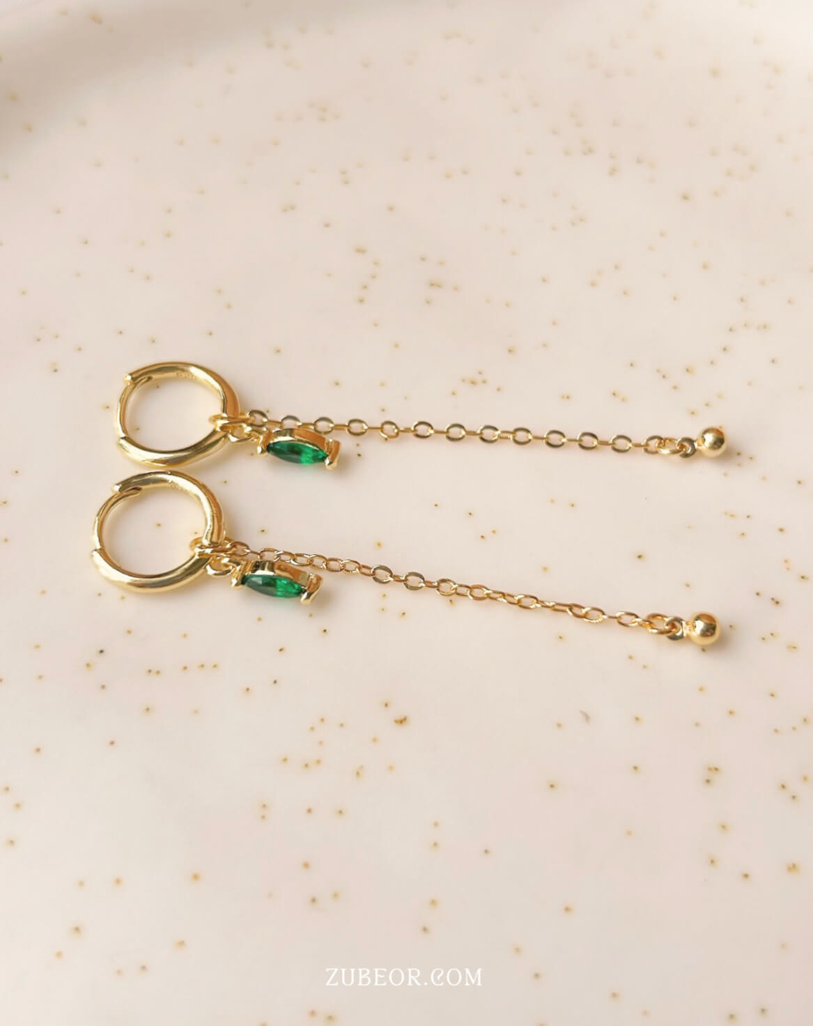 Aretes huggie esmeralda y cadena 3