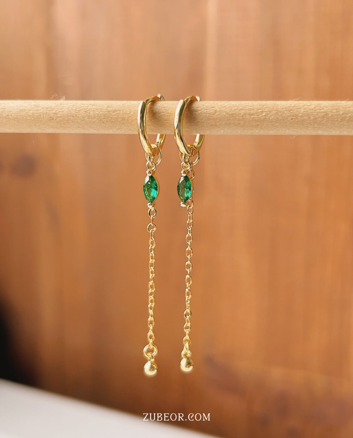 Aretes huggie esmeralda y cadena 2