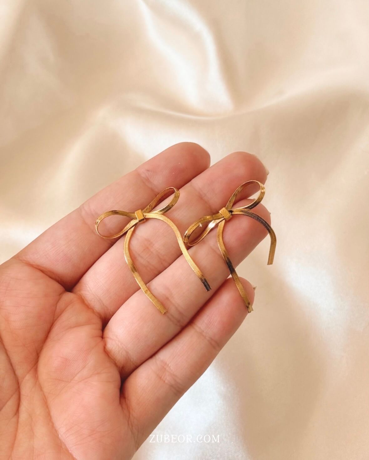 Aretes moño dorado 2