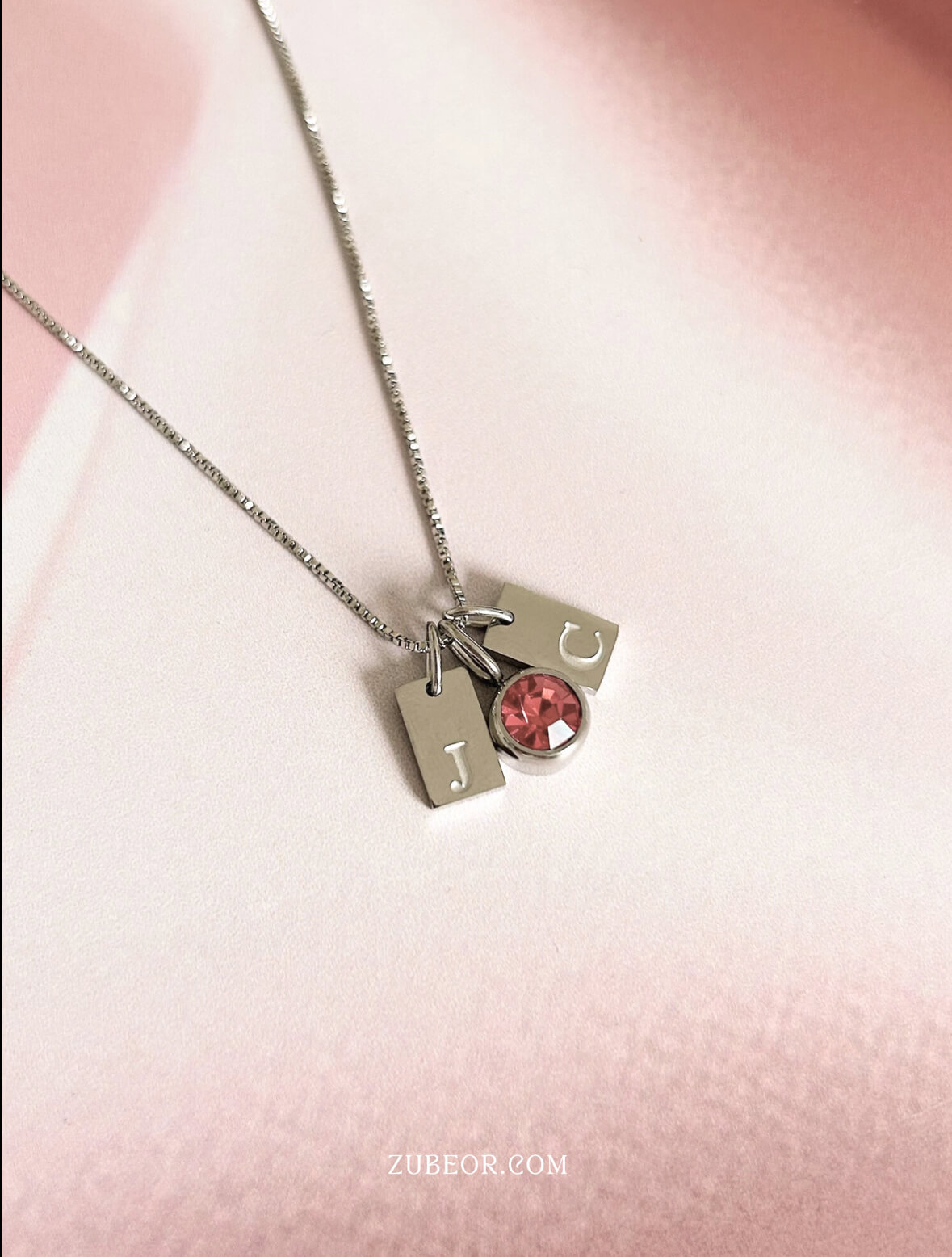Cadena iniciales y dijes de mes 9