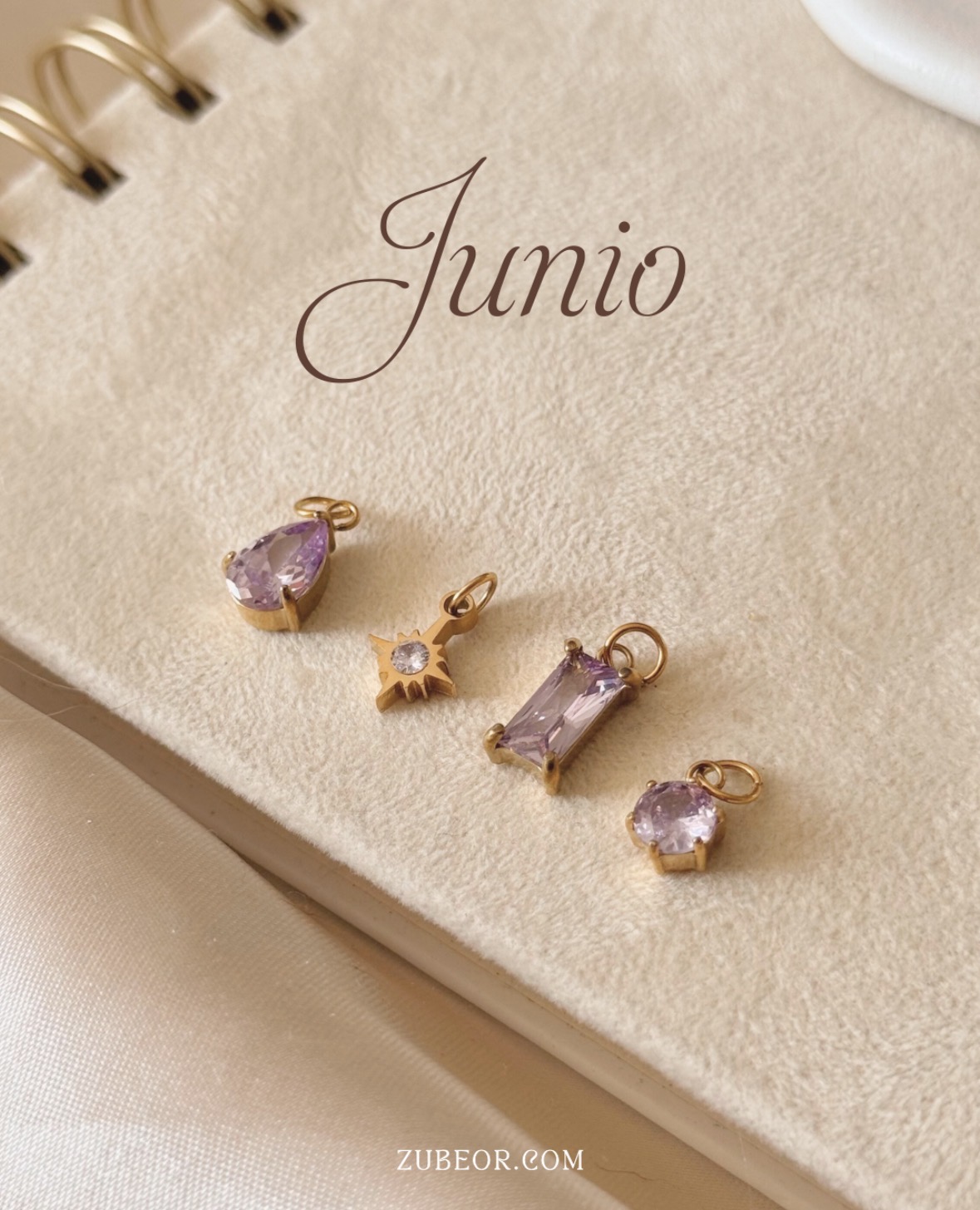 Pulsera con dijes de mes 15