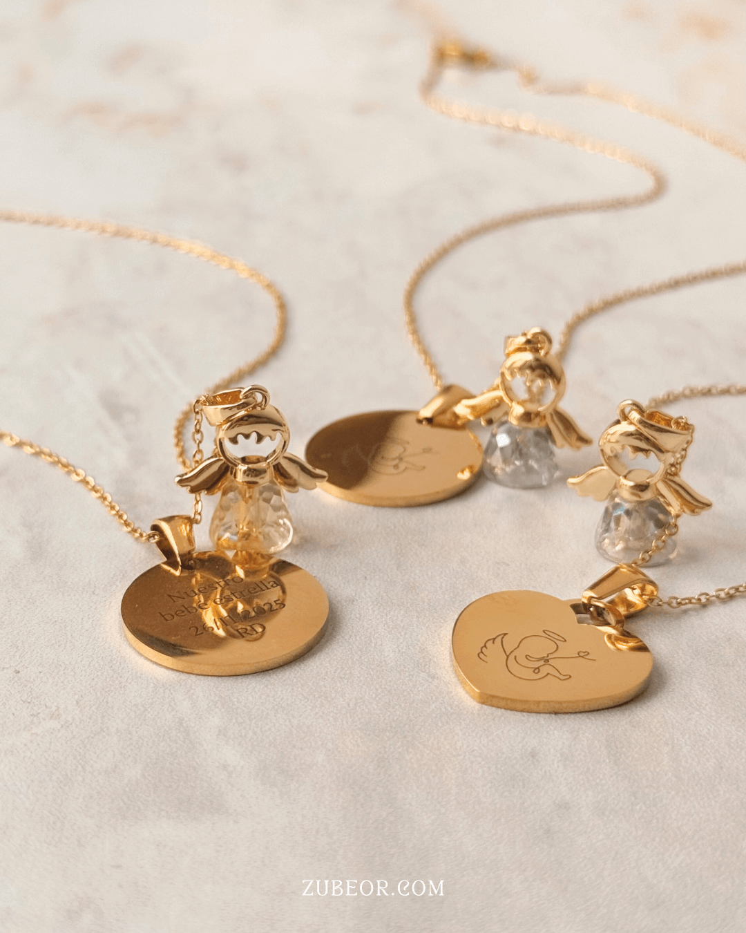 Cadena grabada con dije de ángel (solo pago previo)